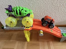 Hot Wheels Monster Trucks Charge & Chase Challenge und 2 Tru