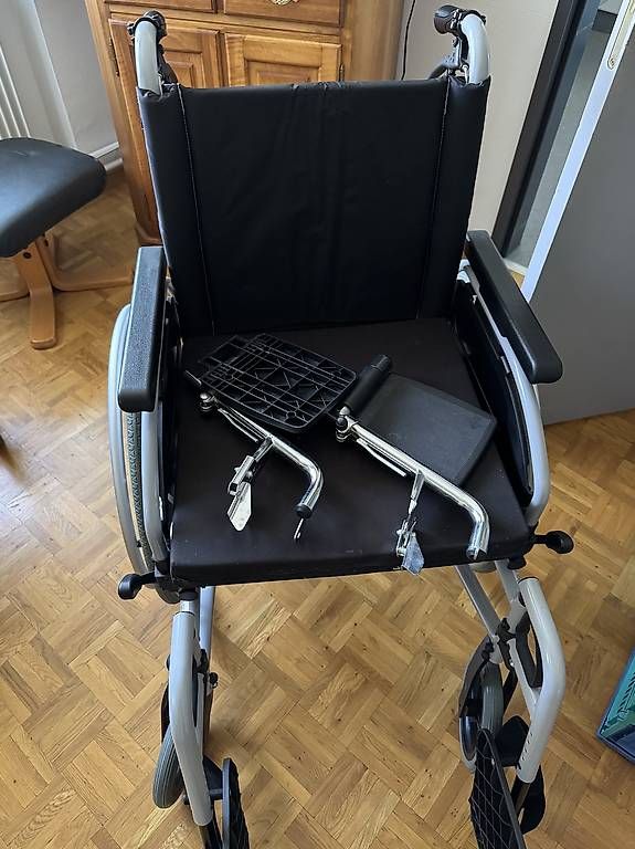 Chaises roulantes: Rollstuhl mit Sitzkissen  – D'occasion à Marthalen par 8450andelfingen 1