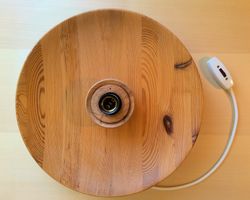 Runde Wandleuchte aus Holz mit Schalter und Glühbirne