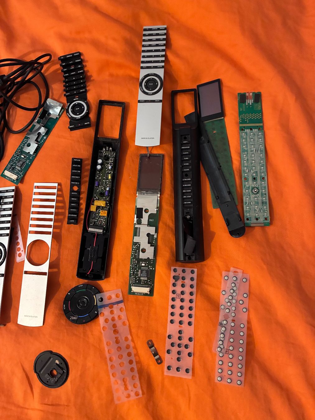 Bang & Olufsen Télécommandes: Bang & Olufsen remote control parts – Défectueux à Zürich par HiFiAtelier 1