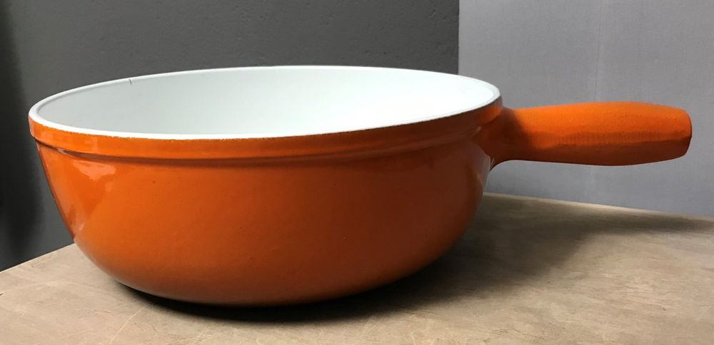 Caquelon en Céramique vs Caquelon en Fonte: Quel Choix pour votre