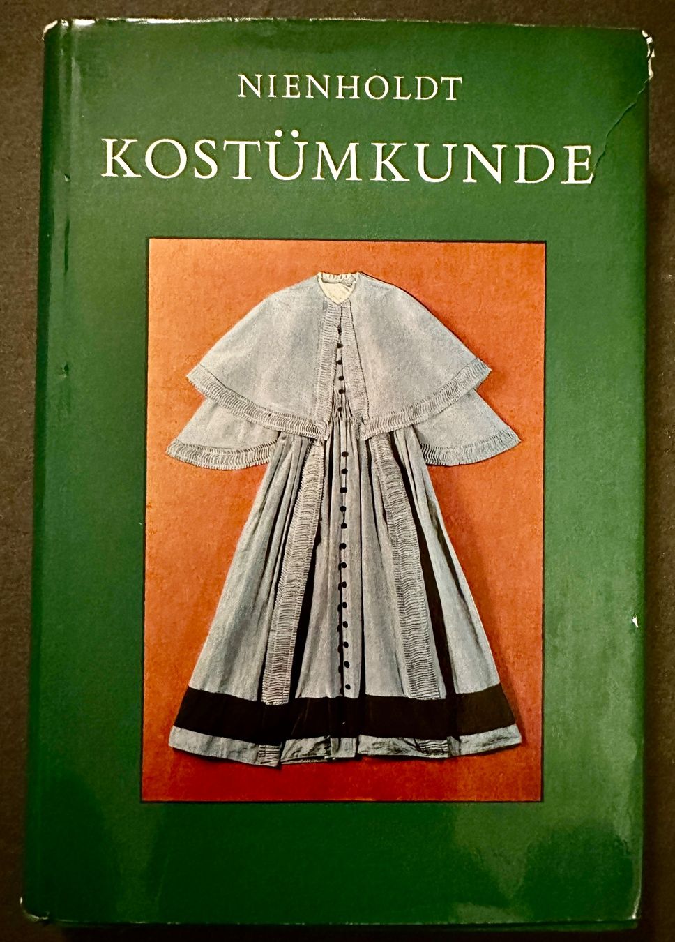 Livres: Eva Nienholdt: Kostümkunde. Ein Handbuch – D'occasion à Zürich par allp