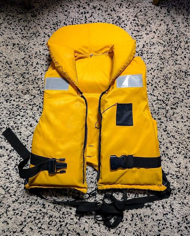 Schwimmwesten: Rettungsweste – Gebraucht aus Langnau i. E. von blu_7xhw