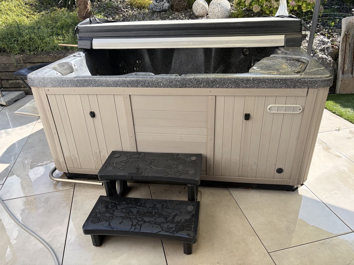 Bains à remous: Whirlpool 5 pers – Défectueux à Beckenried par amstadivan 5
