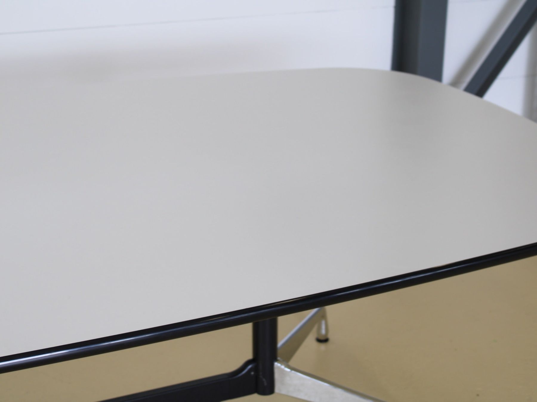 Vitra Tische: Eames Segment Table von Vitra | Weiss | 273cm – Gebraucht aus Meinisberg von atelier_TILIJA 5