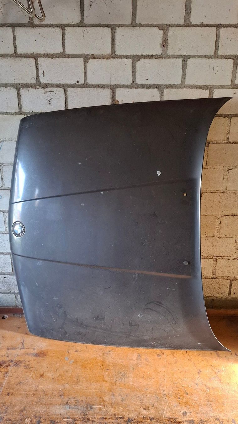 BMW Tutti pezzi di ricambio auto: BMW E30 Motorhaube – Usato da Sempach-Station venduto da Pitbikestore