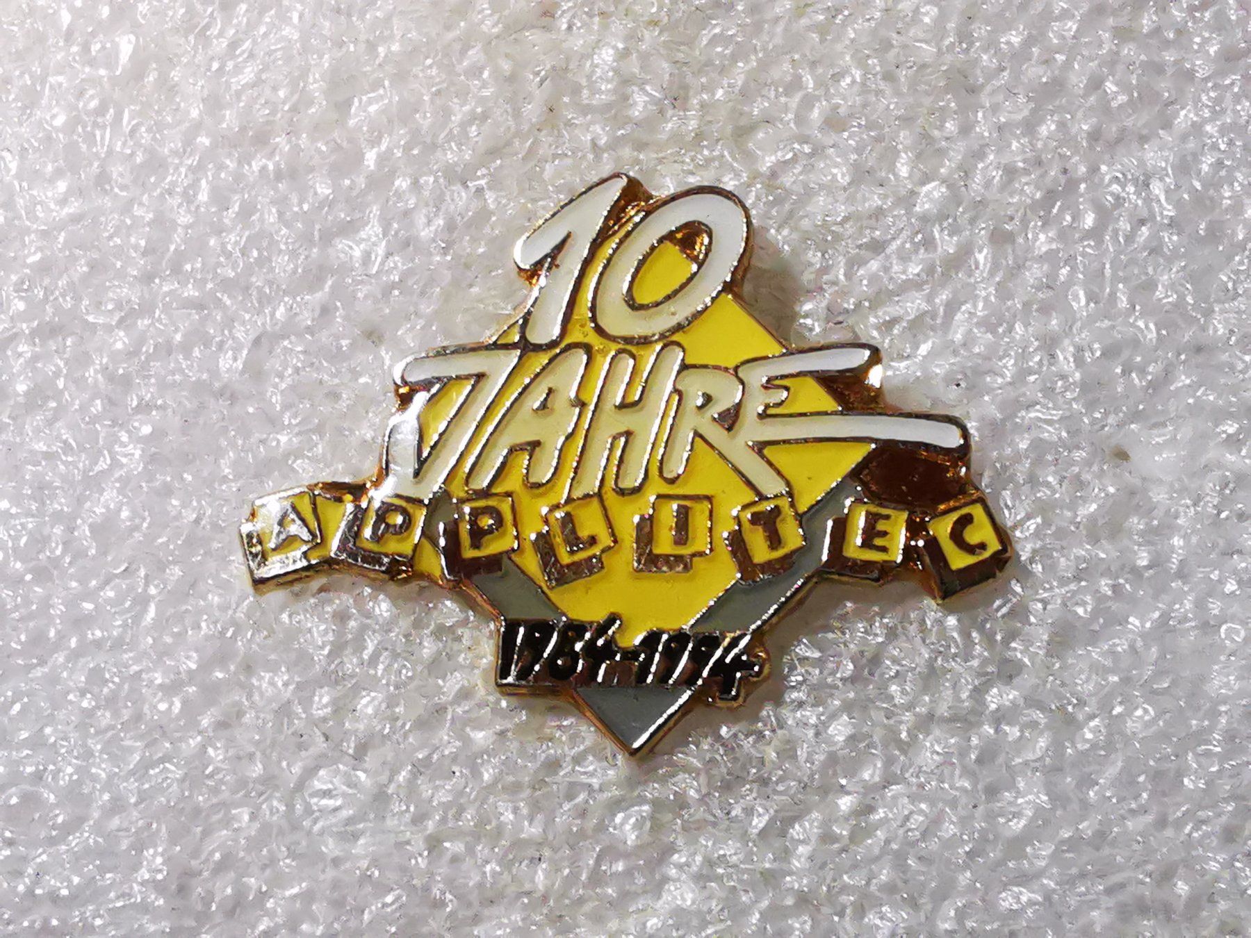 Placchette & Badge: Ansteckpin 55: 10 Jahre Applitec – Usato da Oppligen venduto da Pin-Fall-Shop