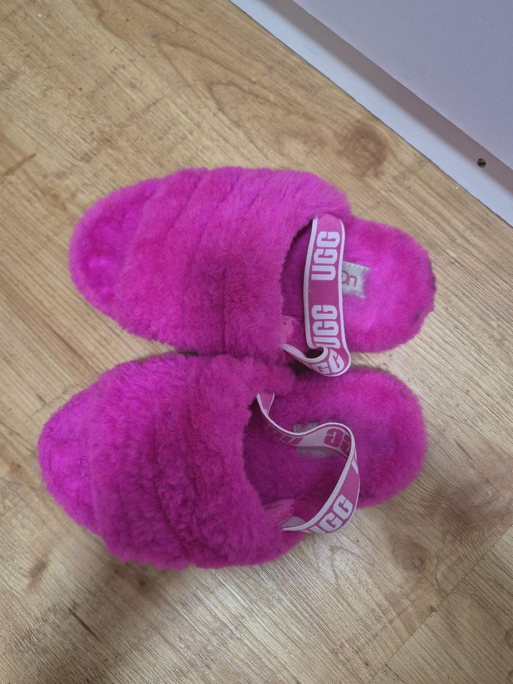 Ugg Chaussures filles: ugg  gr.32.5 – D'occasion à Spiez par V.H.K.