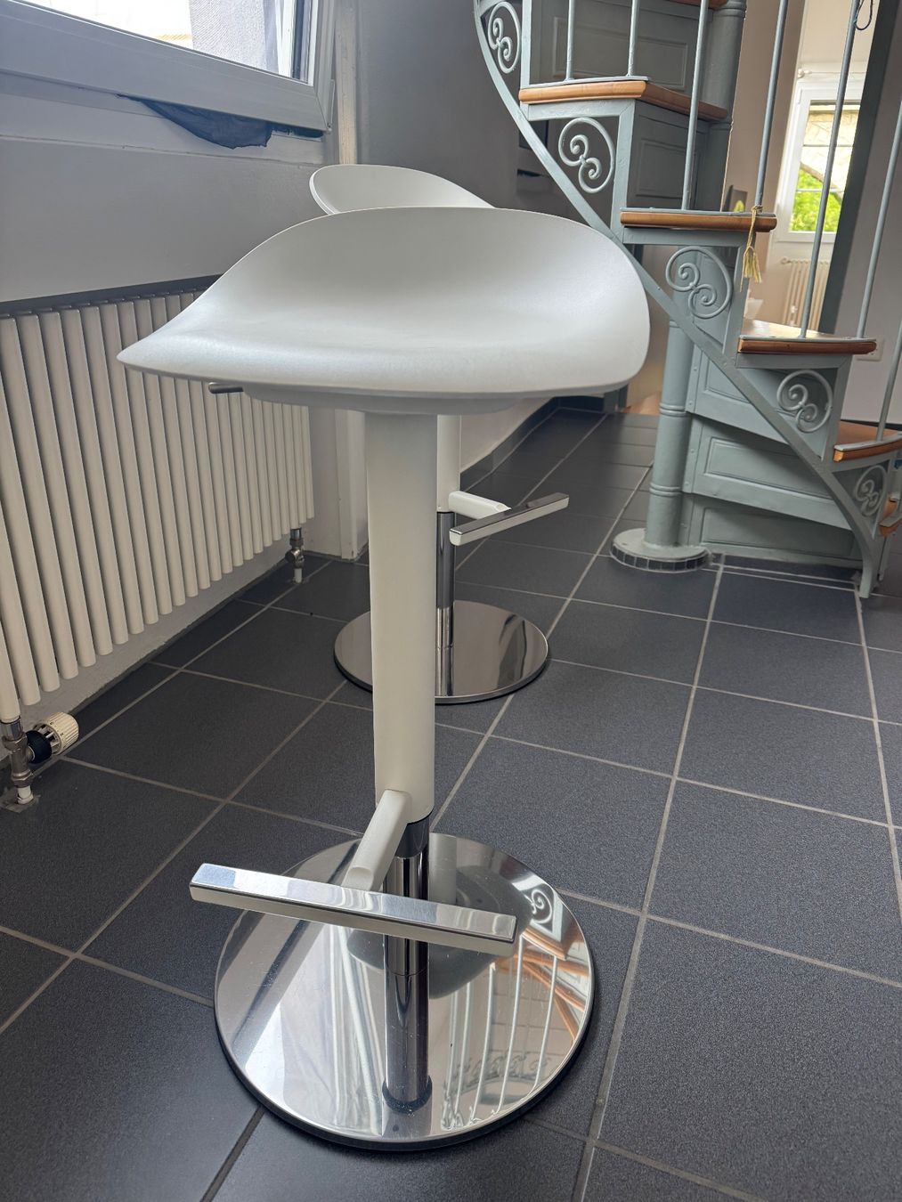 Sgabelli: 2 weisse / chrom Barhocker – Usato da Feuerthalen venduto da SandricH.