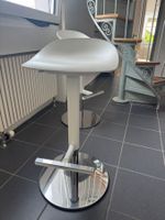 2 weisse / chrom Barhocker