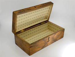 B0316 Antike Nussbaumschatulle Biedermeier Buntpapier ~1840