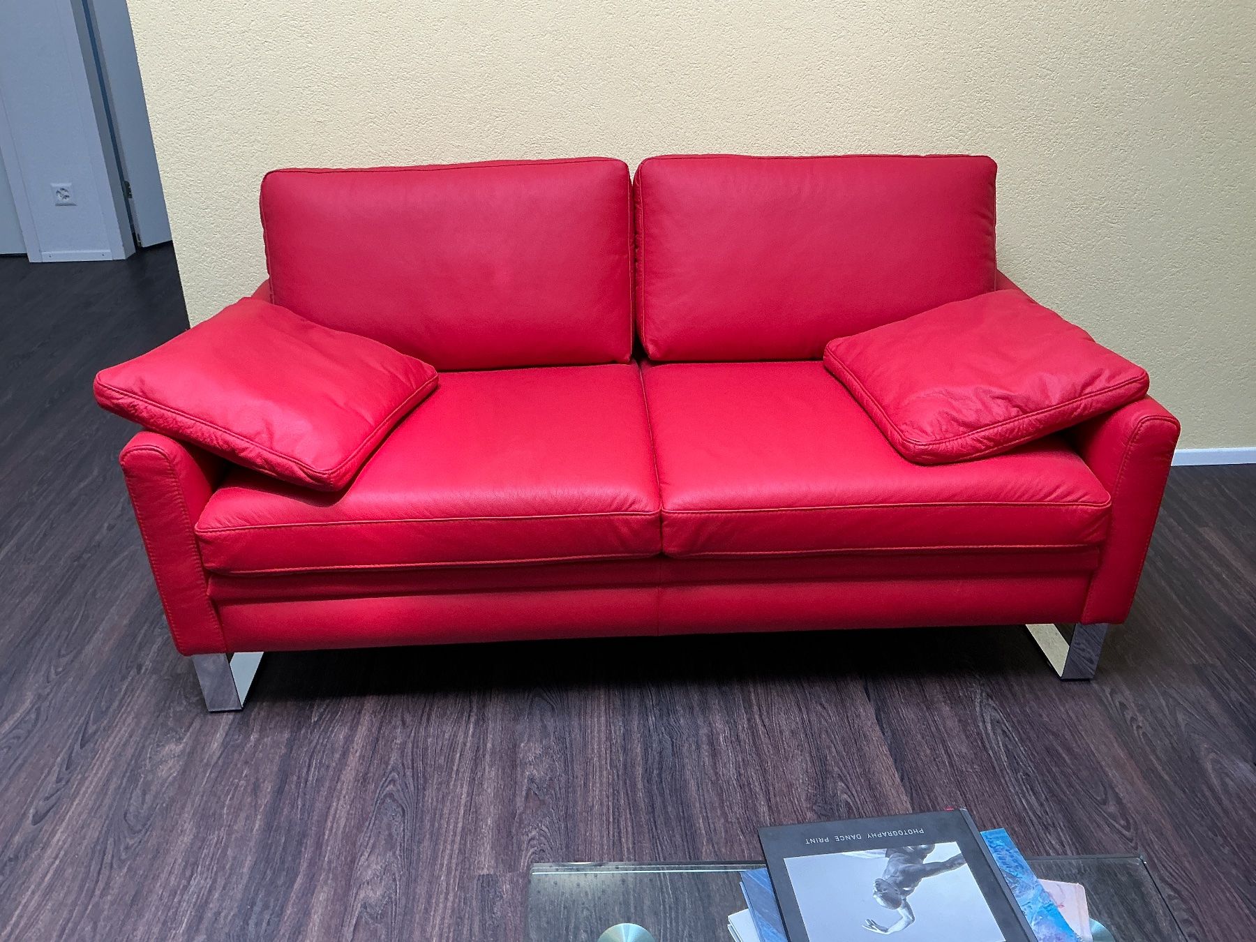 Sofas: 2 Sofas rot  +  1 Glas Sofatisch – D'occasion à Schaffhausen par Brolok 2