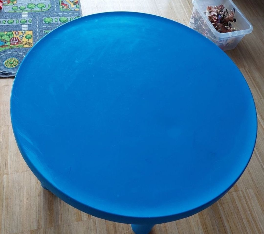 Ikea Tavoli: Runder, blauer Tisch. Inkl. 4 Stühle – Usato da Berlingen venduto da Scherrer7706