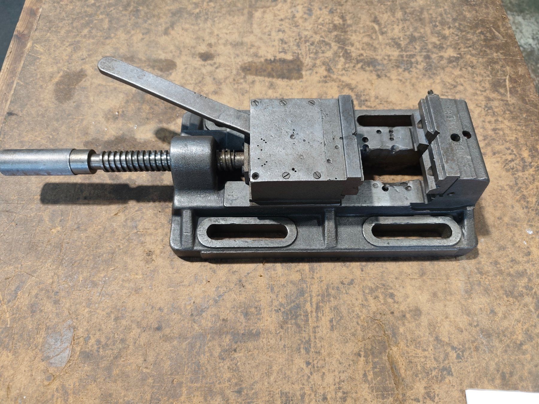 Tous les outils: Schraubstock mit Schnellspannfunktion – D'occasion à Arbon par millpoint