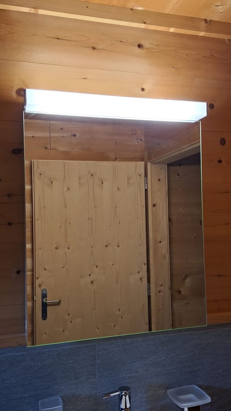 Armadietti a specchio: Spiegelschrank Bad mit Licht – Usato da Chur venduto da Kalafi