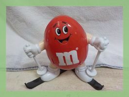 M&M's Figur, rot, auf Skiern - Winterdeko-Sammlerstück
