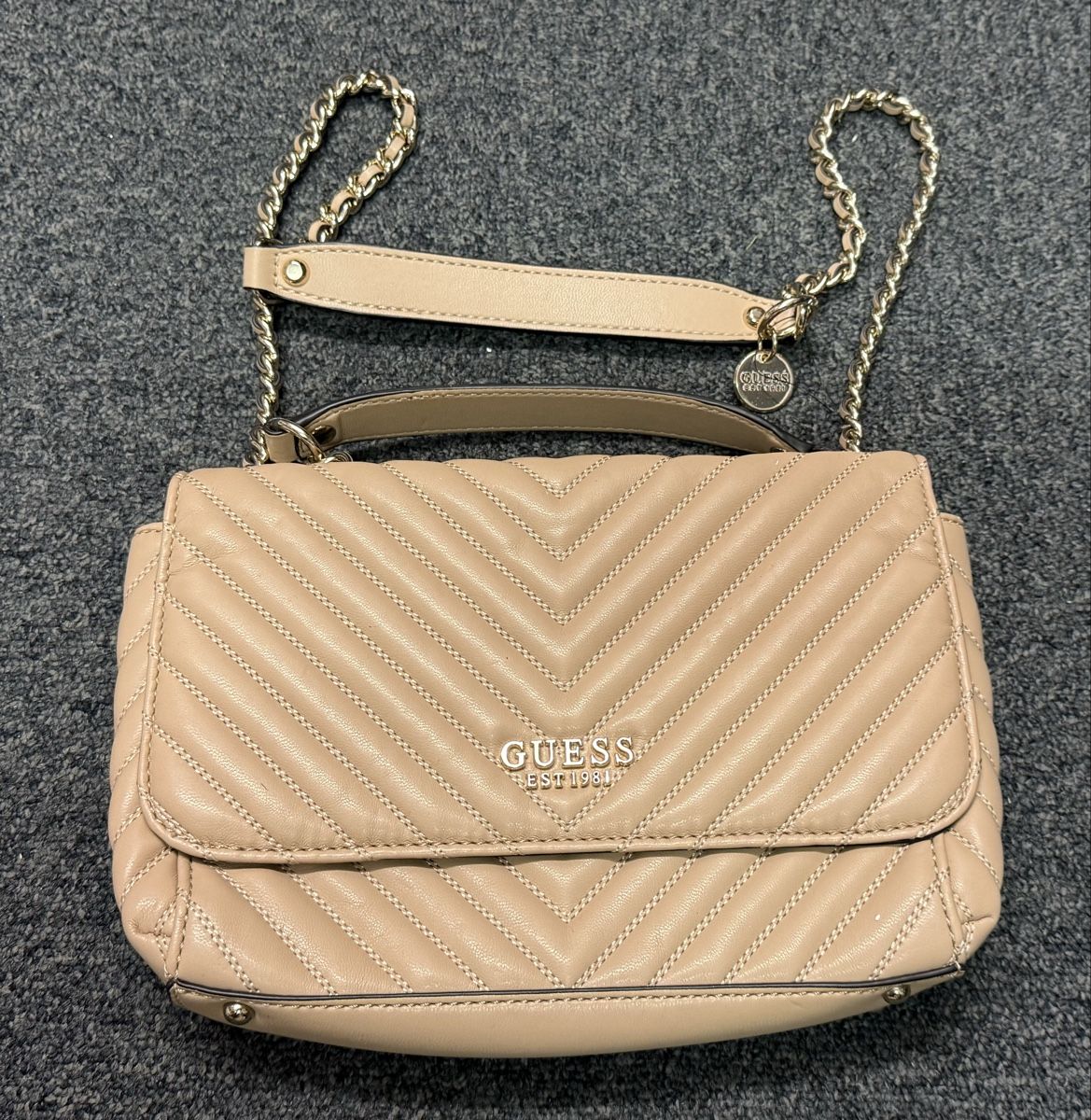 Guess Borse da donna: Damentasche Guess - gesteppt beige mit Kette  – Nuovo (secondo la descrizione) da Zürich venduto da daki81