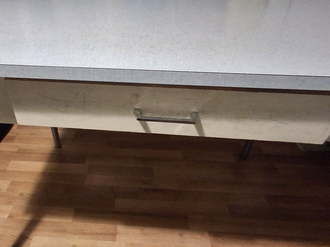 Scrivanie: Schreibtisch mit Schublade grau – Usato da Bern venduto da KavIndustries 2