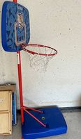 Decathlon-Basketballkorb mit Ball in gutem Zustand 
