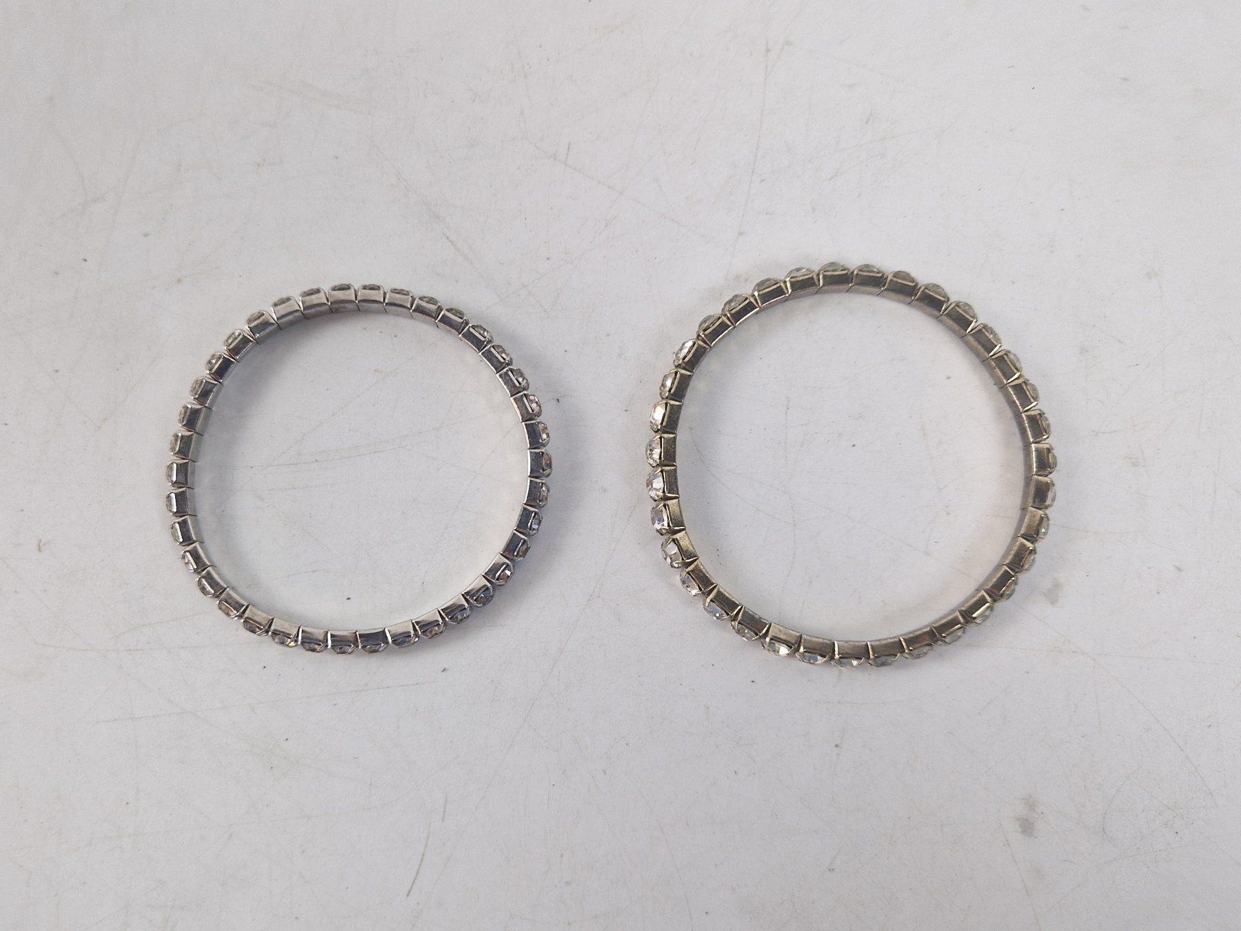 Armbänder & -reifen: Zwei Metallarmbänder mit Kunststoff-Strasssteinen – Gebraucht aus Muhen von Restwert_Muhen