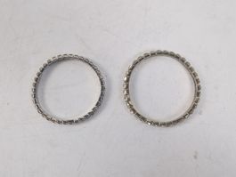 Zwei Metallarmbänder mit Kunststoff-Strasssteinen