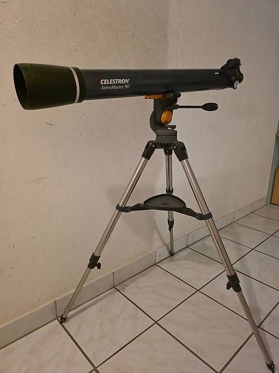 Celestron Telescopi: Celestron AstroMaster 90 Teleskop mit Stativ – Usato da Brütten venduto da sternefeufi01 2