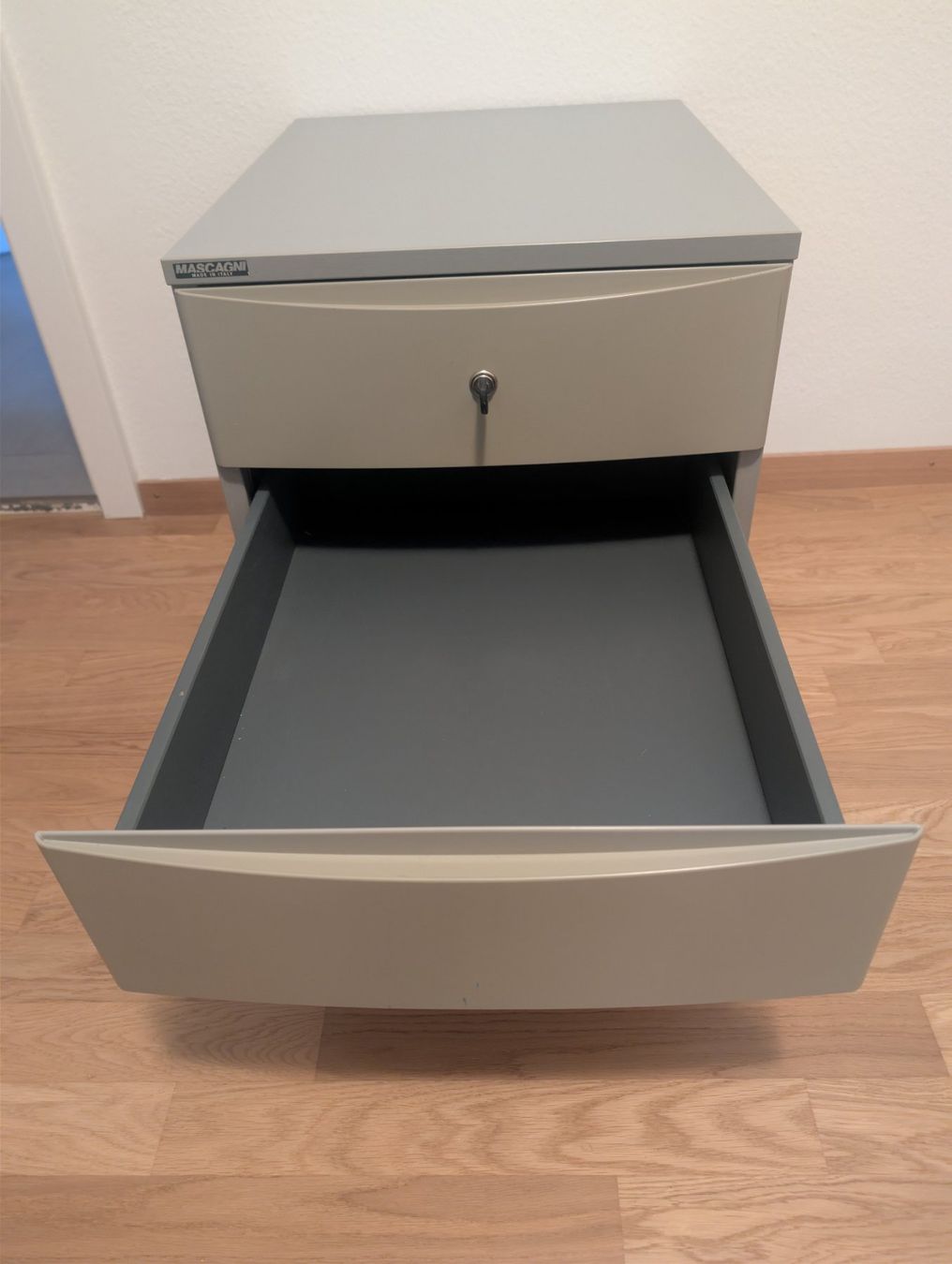 Banconi: Rollcontainer Mascagni grau 3 Schubladen gebraucht – Usato da Niederscherli venduto da lov_sc6v 4