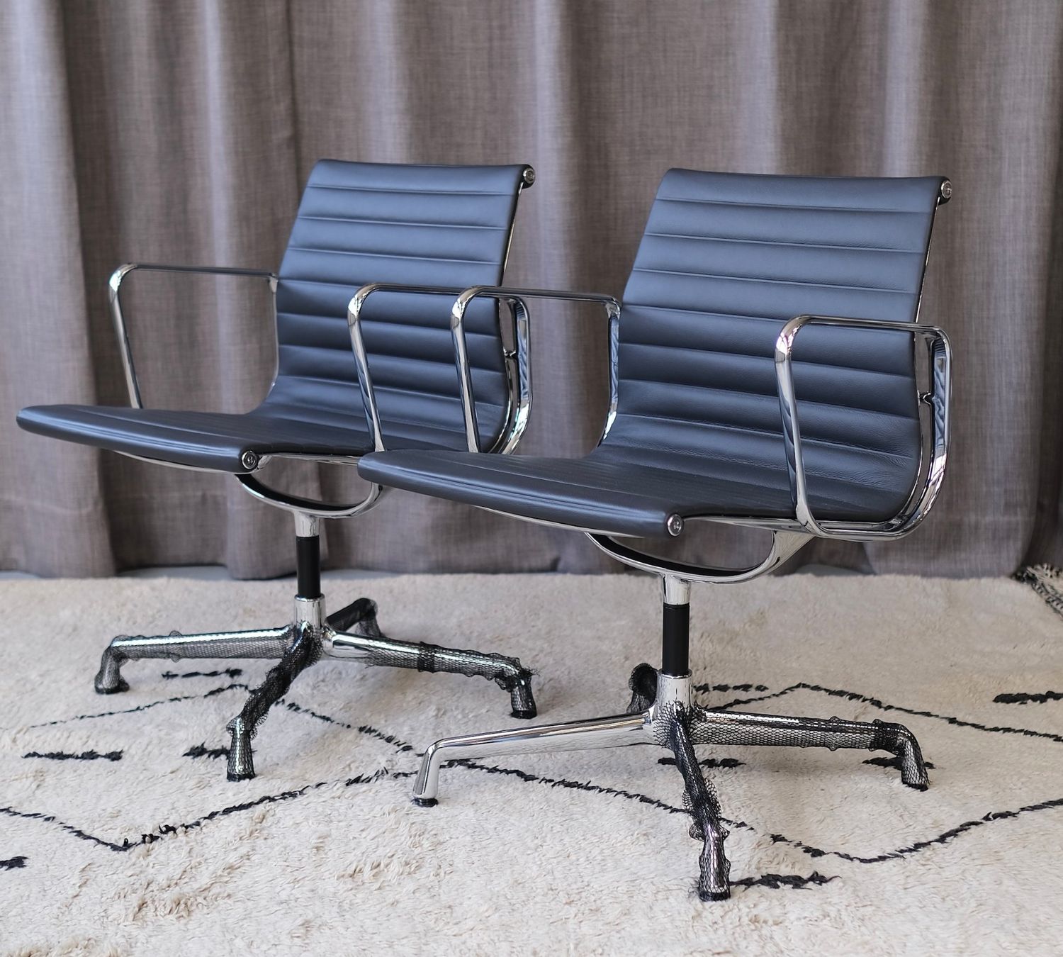 Vitra Sedie: Vitra EA 108 Aluminium chair Eames – Usato da Bern venduto da Zmodern_CON 1
