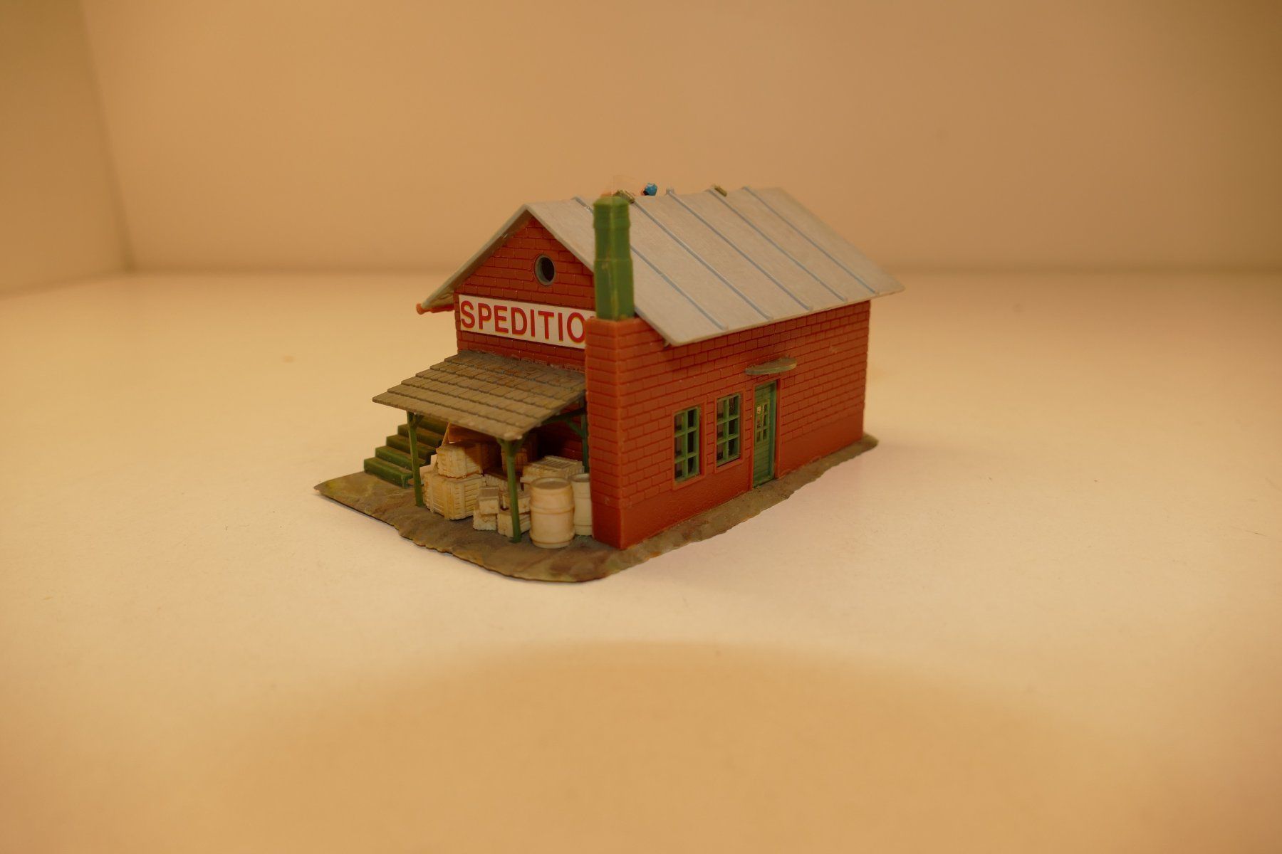 Modellini di ferrovie: Spur H0: Spedition ausgeschmückt mit Figur – Usato da Niederhasli venduto da rail-duerst 3