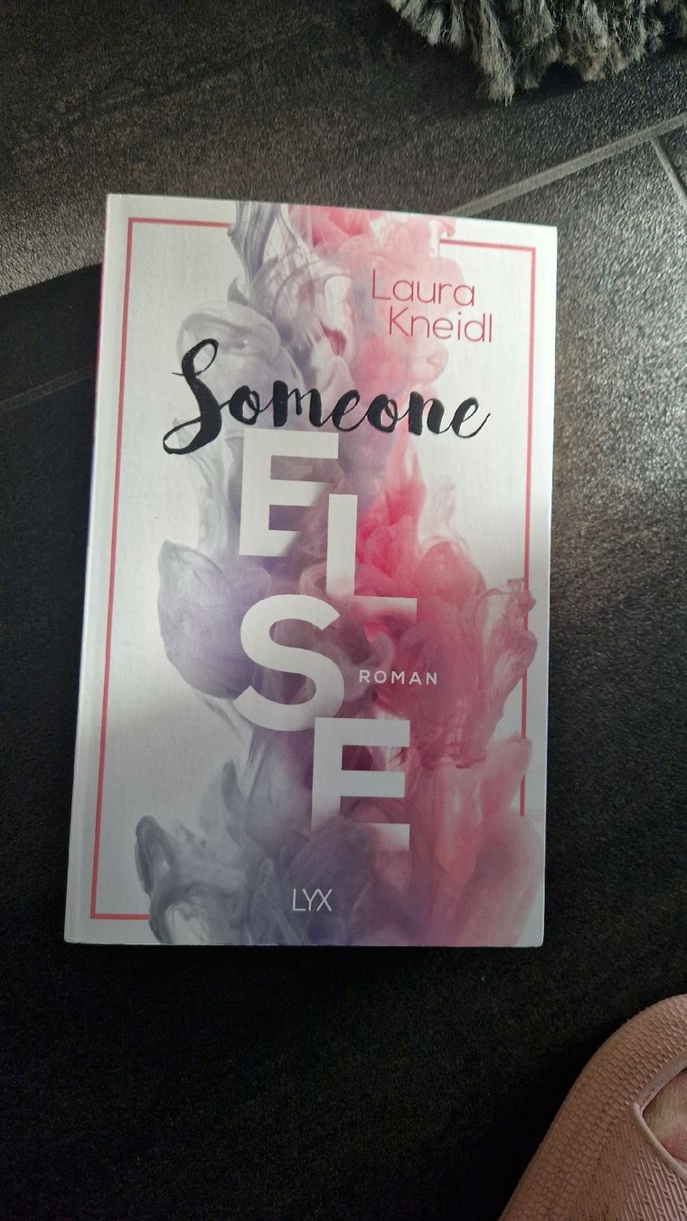 Libri: Someone Else, Laura Kneidl, Lyx Verlag – Nuovo (secondo la descrizione) da altishofen venduto da Nippo