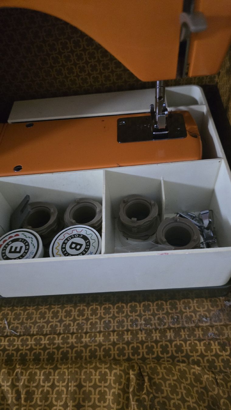 Husqvarna Machines à coudre: Machine à coudre Husqvana 2000  – Défectueux à Brügg BE par ame_gjp8 3