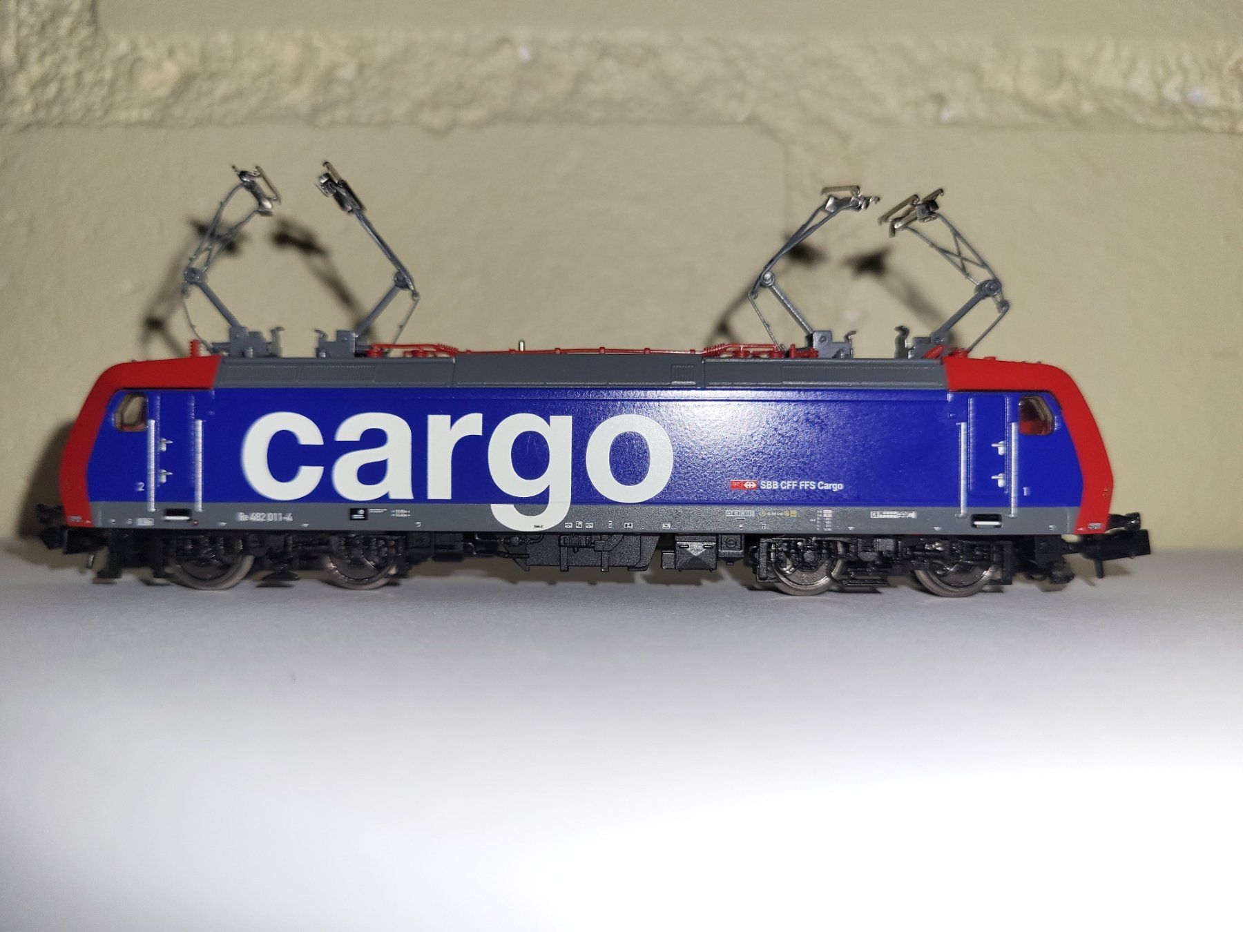 Trix Modelleisenbahnen: Minitrix Lokomotive Re 482, Spur N – Defekt aus Herbligen von 8386