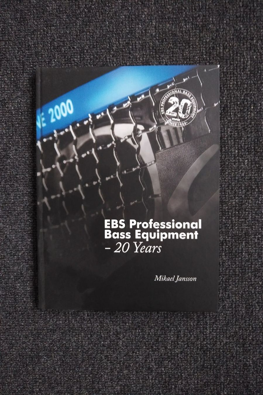 Ebs Amplificatori: COLLECTORS STUFF EBS Bass Amplifiers Book 20th Anniversary – Nuovo e nell'imballaggio originale da Zofingen venduto da Rodeln