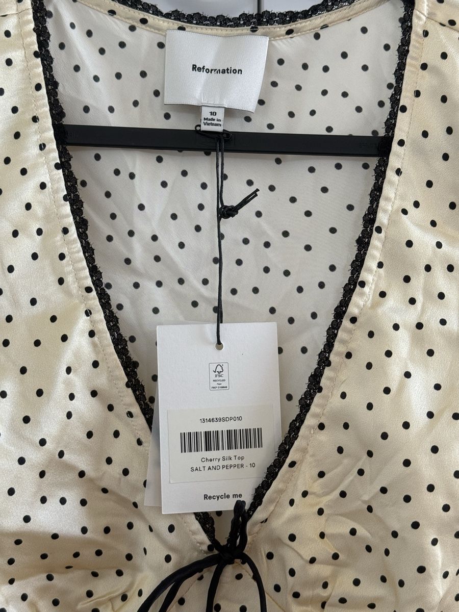 Reformation Top: Reformation Cherry Silk top – Nuovo e nell'imballaggio originale da Zürich venduto da cha_pk9g 1