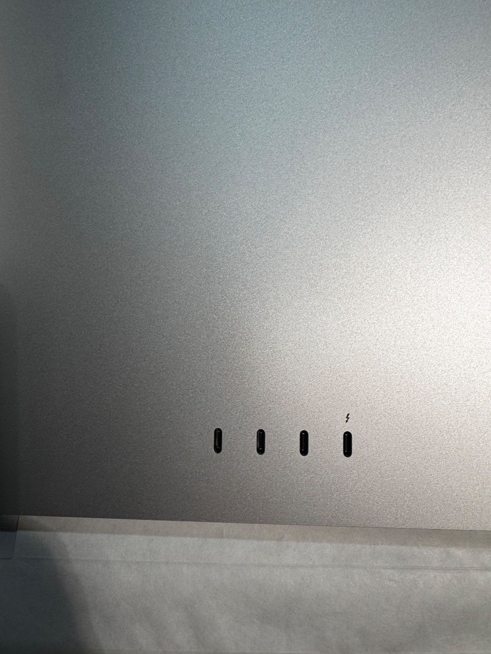 Apple Monitor: Apple Studio Display 27" 5K – VESA – Nuovo (secondo la descrizione) da Zürich venduto da sim_w667 5