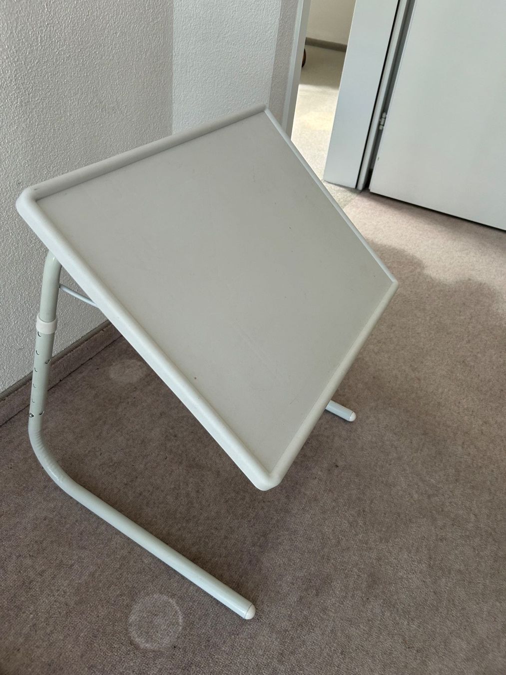 Tables: Beistelltisch klappbar weiss – D'occasion à Schwyz par lookatit 1