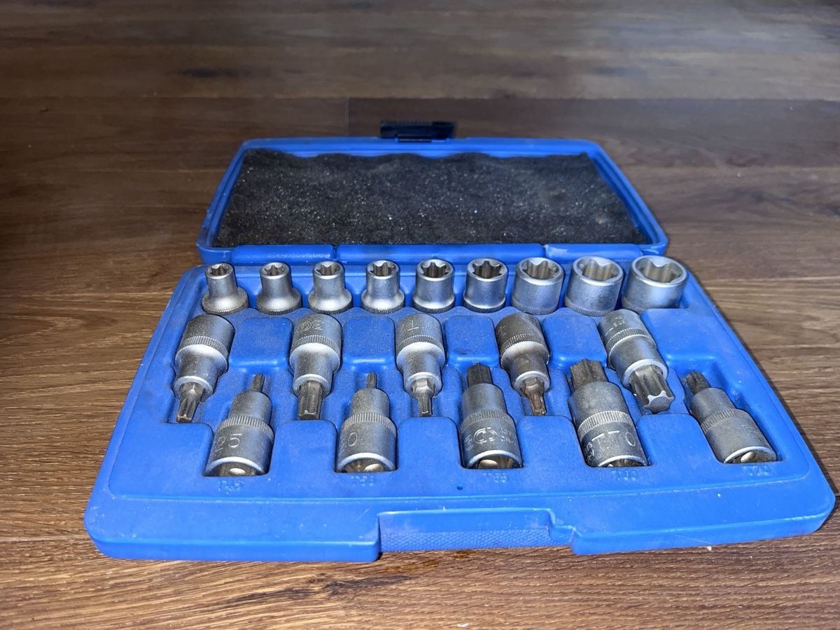 Tutti gli attrezzi: BGS Steckschlüsselsatz Torx E-Torx Bits Einsatz 1/2 neu 20-t – Usato da Büsserach venduto da Cabstardwarf3 3