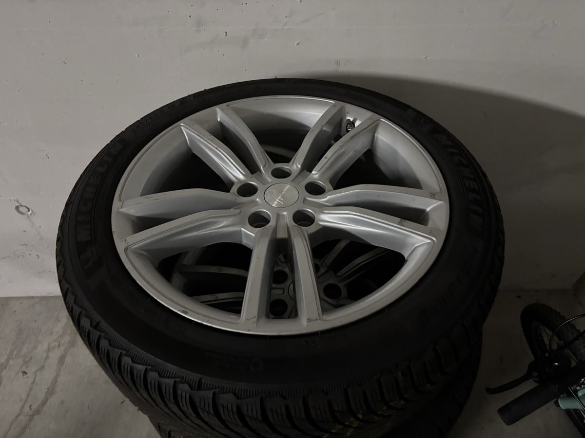Pneus & Roues: 19" winter tires- tesla model S – D'occasion à Wallisellen par jantotof