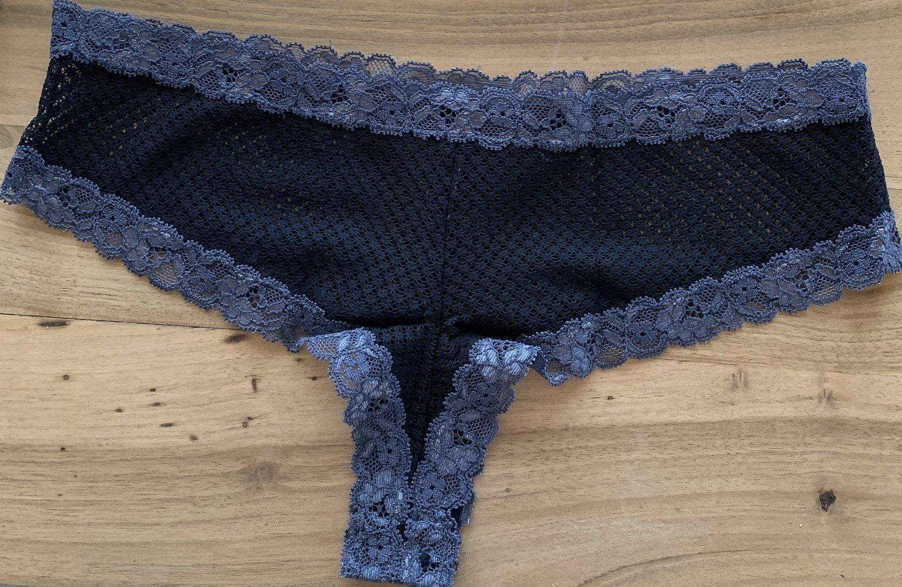Altra biancheria intima: 2 Spitzen String, schwarz und marinefarben, Grösse S – Nuovo (secondo la descrizione) da Birsfelden venduto da Emporio82 1