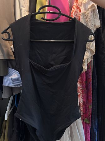 Body noir sans manches encolure carrée bon état