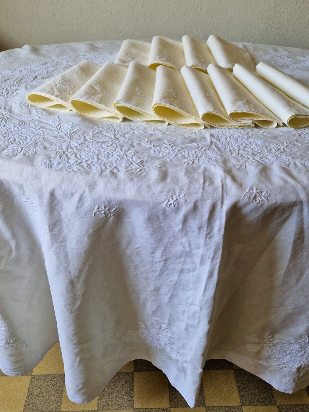 Altra biancheria da tavola: Tischdecke mit 12 Servietten / Oval – Usato da Bern venduto da Antikbatik 1