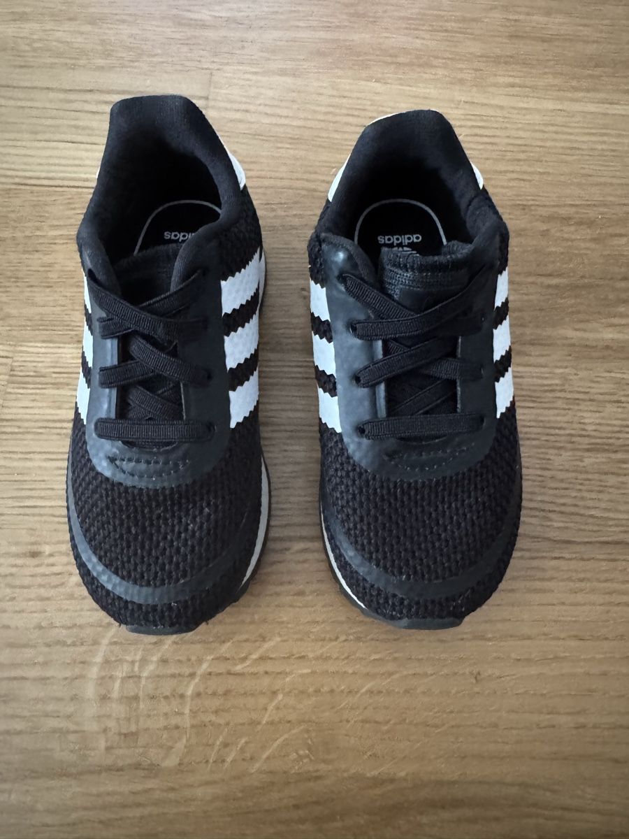 Adidas Scarpe per ragazzi: Baskets Adidas noires et blanches taille 23,5 – Nuovo (secondo la descrizione) da La Chaux-de-Fonds venduto da kel_9khc 1