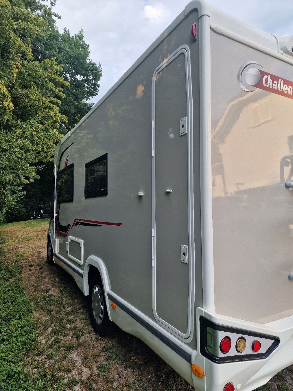 Challenger Véhicules de camping: Absolut Neuwertig Ford Challenger Graphite 260 – D'occasion à Rotkreuz par mech-tech 3