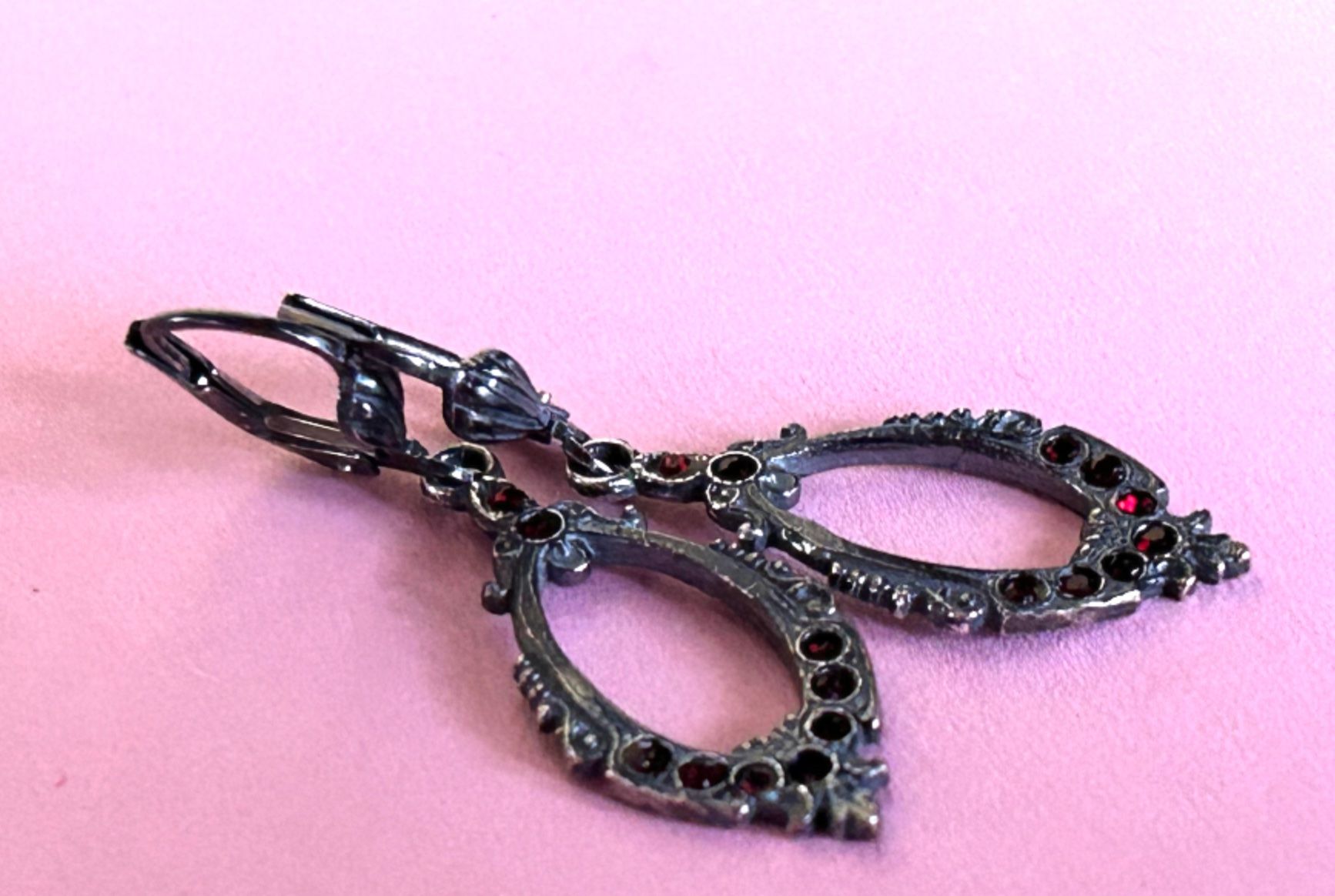 Boucles d'oreille: Silberohrringe mit dunkelroten Steinli – D'occasion à Dittingen par Bellevista 5