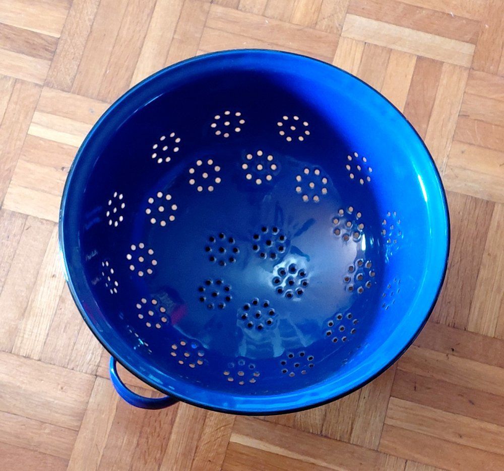 Elettrodomestici da cucina: Altes blaues emailliertes Blechsieb -C53 – Usato da Morges venduto da vimajes12
