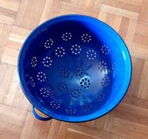 Altes blaues emailliertes Blechsieb -C53