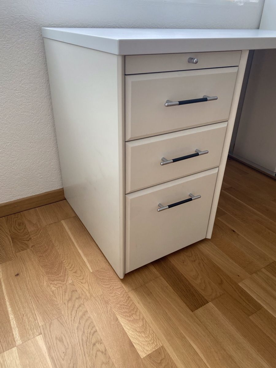 Scrivanie: Schreibtisch mit integriertem Korpus – Usato da Dübendorf venduto da WillimannS 3