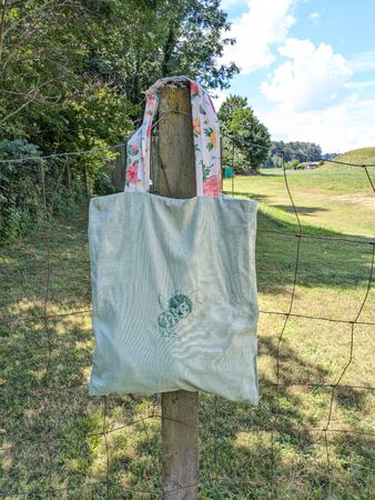 Tragetasche „Kleine Biene" mit Blumenmuster – Upcycling