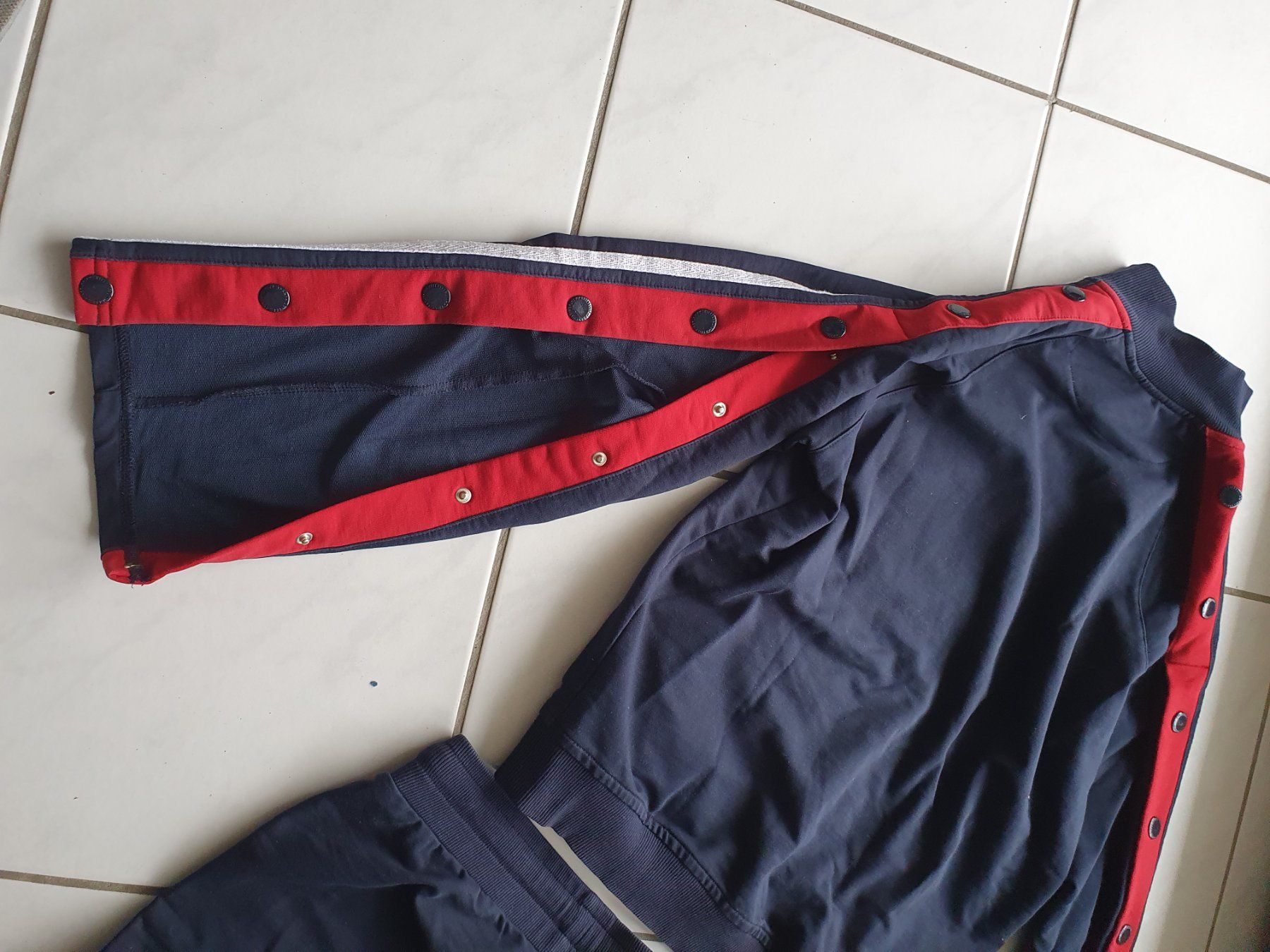 Tommy Hilfiger Completi, tute sportive e funzionali: Tommy Hilfiger Tracksuit – Usato da Bern venduto da Helays 3