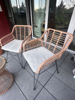 Schönes 2 Rattan Stühle + Couchtischchen